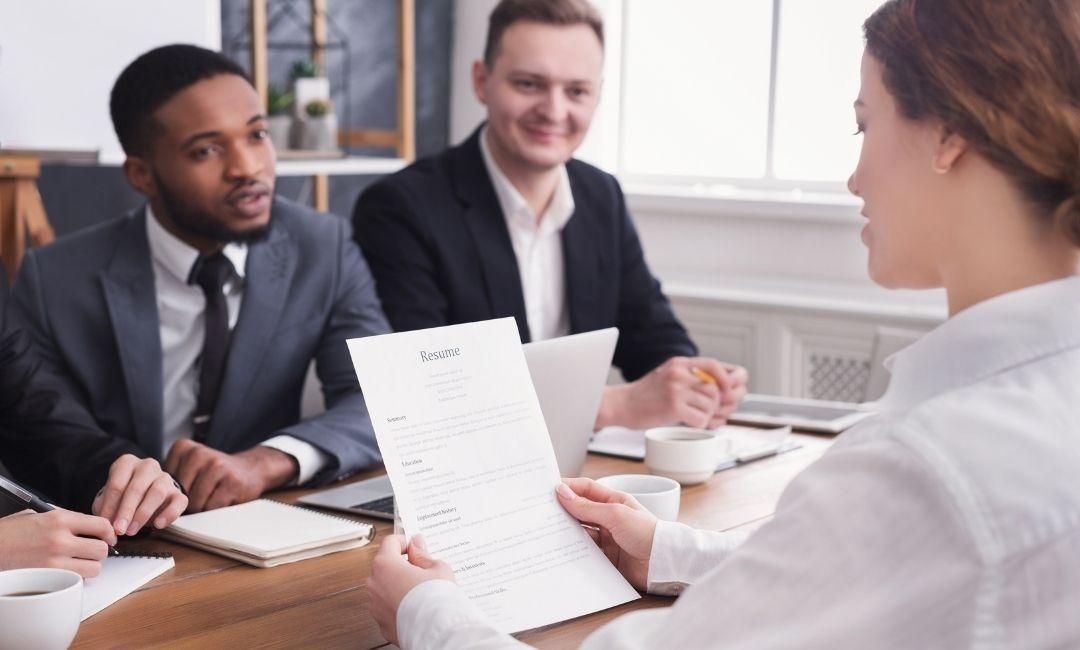 Candidate-presenting-resume-in-job-interview